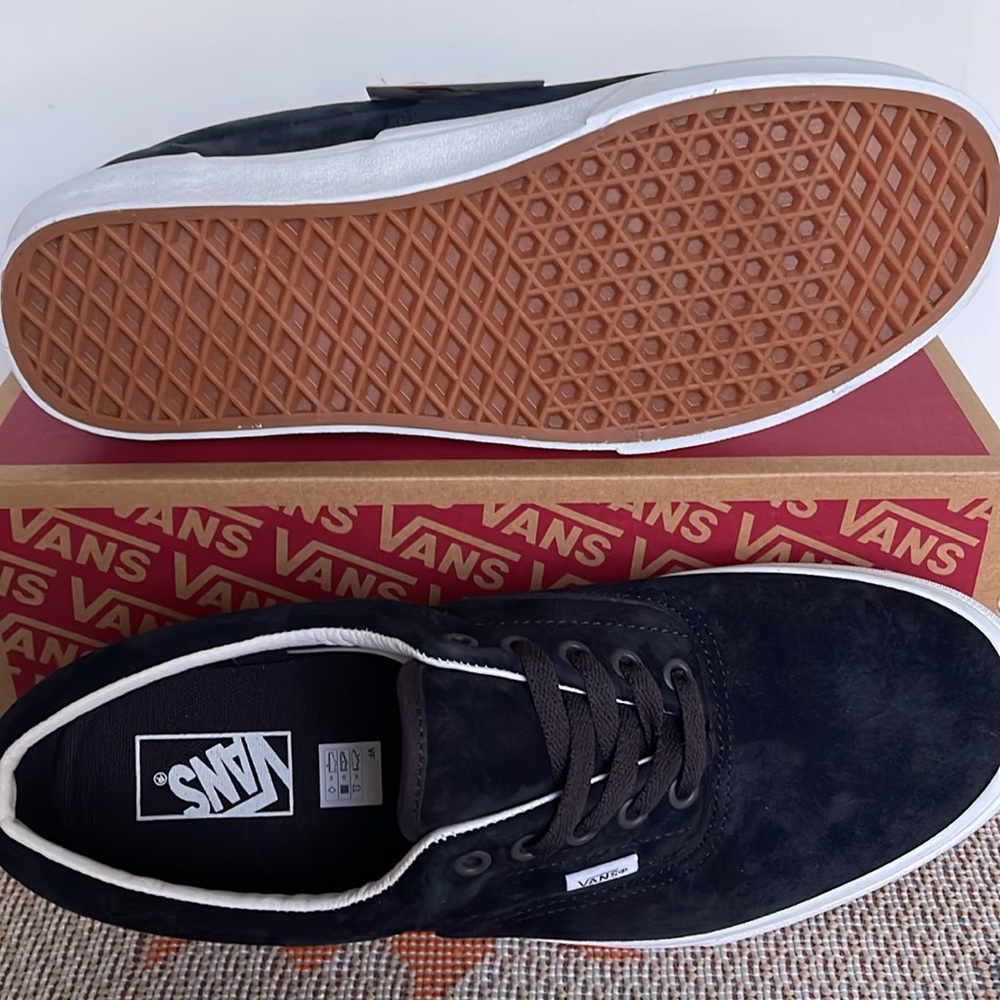 Vans WMNS Era Pig Suede Nine Iron
VN0005UEBYD
Sneakers - Picture 4 of 16